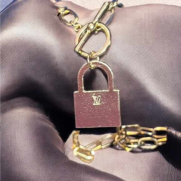 Louis Vuitton Gold Necklace with Padlock Pendant - Picture 4 of 5
